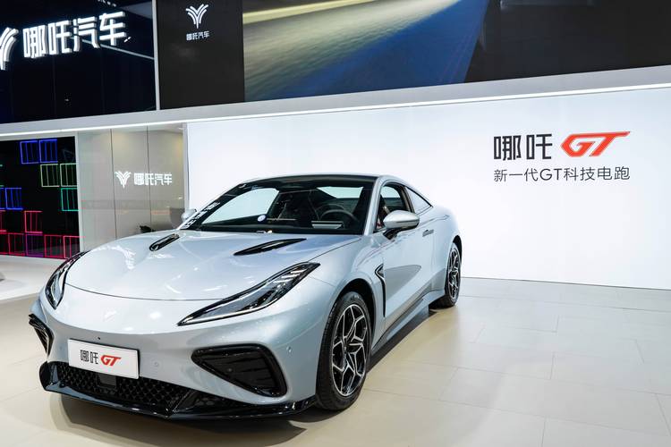 东莞54哪吒汽车在智能汽车领域的表现，领途汽车在新能源汽车市场中的影响力